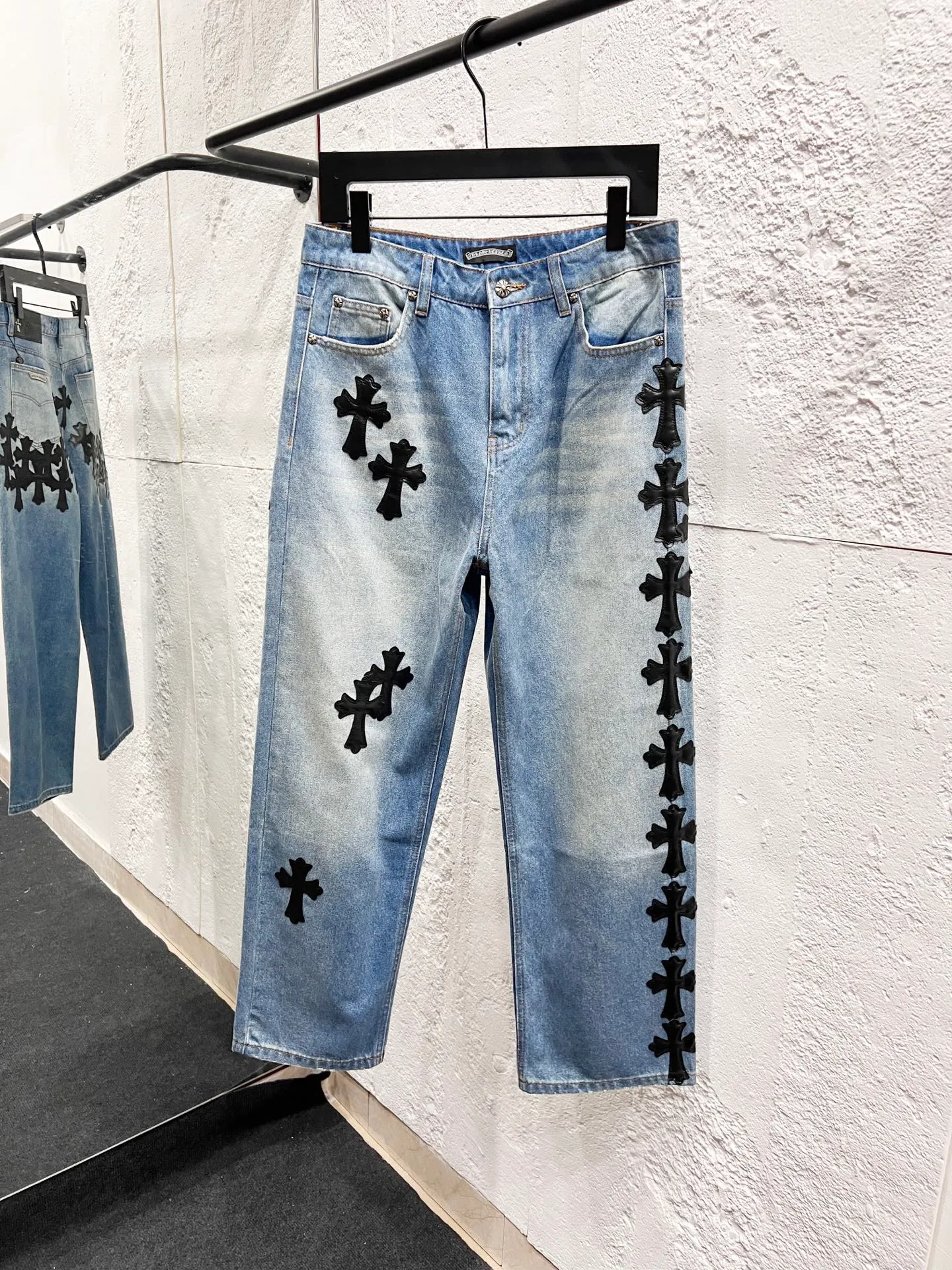 🅿️280 Style number: H926 Chrome hearts & Chrome hearts 25ss black leather cross patch leather jeans Chrome hearts’ logging pants are here! ! ! CH Croix Heart Double Knee Cross Patch Leather Bo1 Style Logging Pants Straight-leg Work Pants B136 Croix Heart Cross Sanskrit Overalls Price 24W Level, patchwork cross pattern embellishment, high-waisted washed jeans! ! Absolutely high-end luxury products, 1.9W level god-level single products, super popular products, made by top heavy industry, not to be missed. About Zangyin, this is an extremely luxurious fashion brand, which can also be called the nobles of the high street. It has always been an exclusive brand of some hipsters or rich second generation. Compared with ordinary high streets, it is more luxurious and noble. Compared with luxury brands, it has a more fashionable personality and has always been a brand that I have a special liking for. Imported yarn is custom-woven into a high-density twill canvas. While ensuring a stiff silhouette, the fabric feels very delicate. It follows the B01 classic silhouette. The upper body is stiff and stylish. The ready-made garments are stone-ground and fermented and can be matched with any style. Buttons and zinc-brushed washables are genuine YKK retro metal products. Double-layered canvas on the front. Perfect details. All hardware is perfect. Size: 30-32-34-36 Color: blue pants and black leather